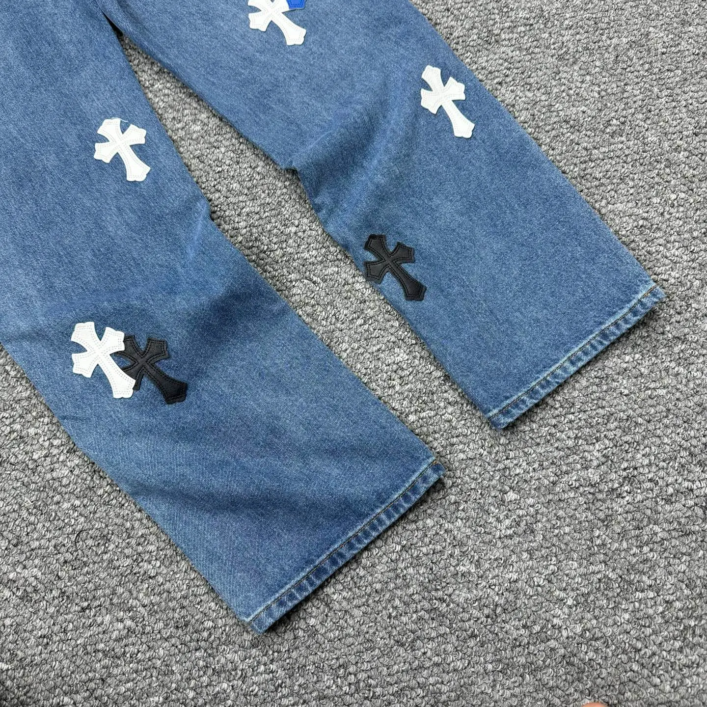 P280 Style number: H847 ChromeHearts & Chrome Hearts [New on unlabeled support platform] 2025 new logging multi-pocket black and white blue cross patch leather couple's washed jeans Top ceiling quality Styles with different washed textures, very friendly to people with thin legs and thick legs, straight and loose version very flattering leg shape Timeless moderate length, easy and casual to match, basic styling for various styles, a must-have in the wardrobe! The fabric is stiff but also makes the upper body soft without losing texture. The washing process is even more perfect. It is a must-have item for everyone! ! !  Size: 30-32-34-36 Color: blue